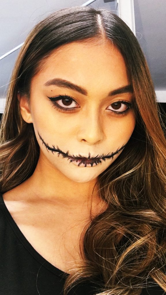 Easy Halloween make-up: stitched mouth