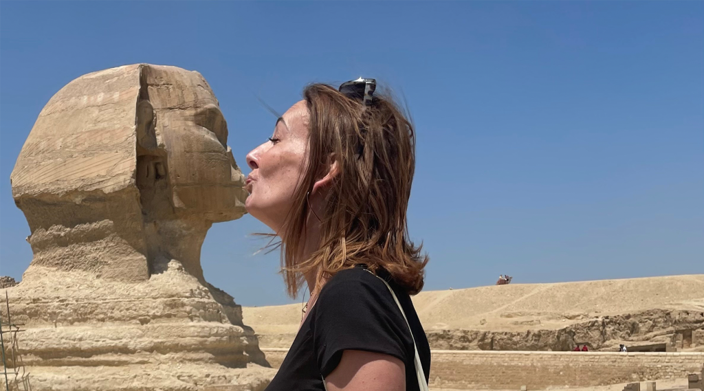 Pipa kissing the Sphinx